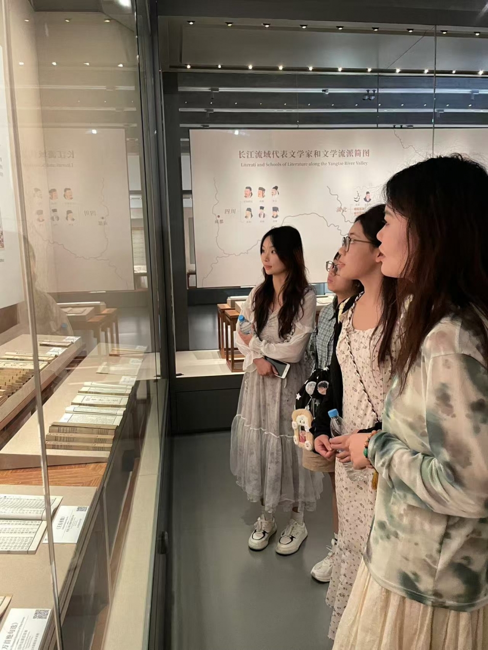 在杭州国家版本馆，视传老师给员工进行讲解.JPG
