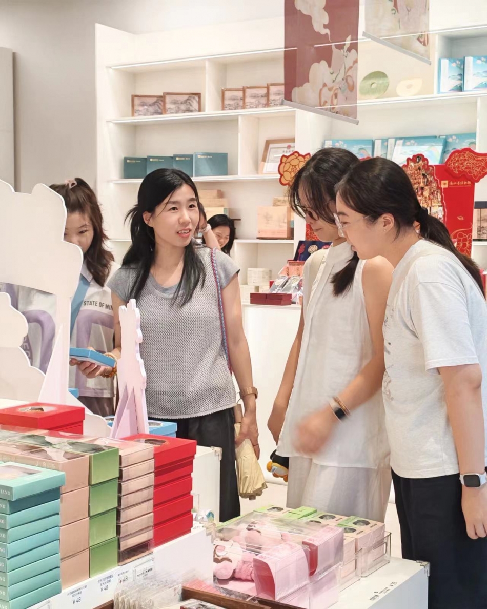 在南京博物院，视传老师向员工进行设计讲解.JPG